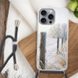 Hek - Sneeuw - Mist - Platteland - Nostalgisch Hoesje iPhone 16 Pro Max met koord klein -sfeer4