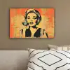 Retro - Vrouw - Koptelefoon - Oranje canvas 2cm klein -sfeer3
