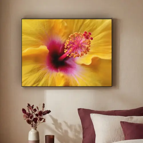 Geel - Hibiscus - Tropisch Textielframe zwart klein -sfeer1
