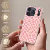 Hokjes patroon - Roze - Golvende lijnen Telefoonhoesje iPhone 17 Pro klein -sfeer3_NL