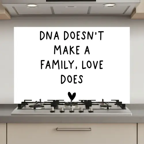 Engelse quote "DNA doesn't make a family, love does" met een hartje op een witte achtergrond keuken achterwand spatscherm klein -3d_website
