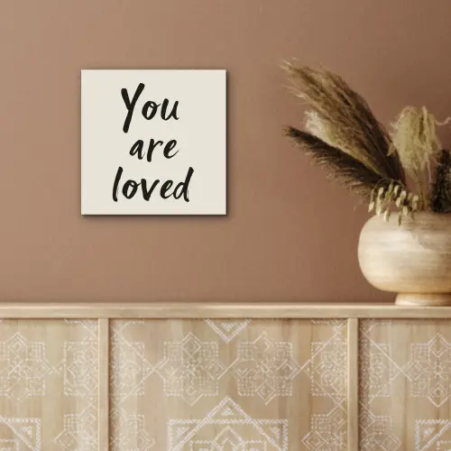 Minimalistisch - Beige - Love aluminium wit klein -sfeer4