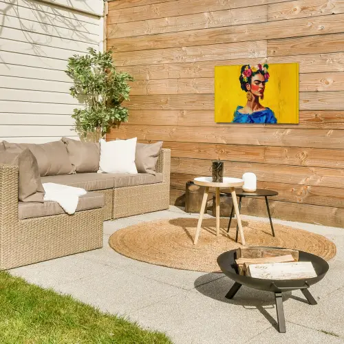 Frida Kahlo - Vrouw - Geel - Blauw - Bloemen Tuinposter op houten frame 2 cm dik klein -sfeer2