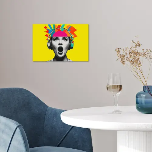 Vrouw - Koptelefoon - Geel poster papier klein -sfeer3