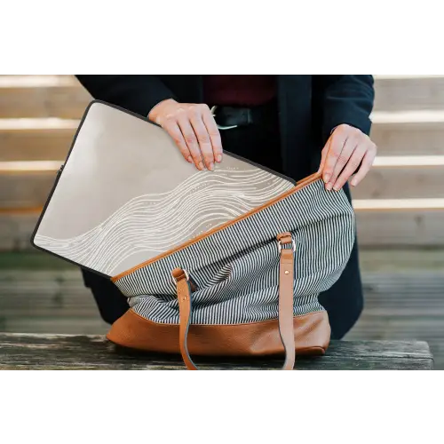 Golvende lijnen - Vloeiend - Zandkleurig laptophoes neopreen klein -tas