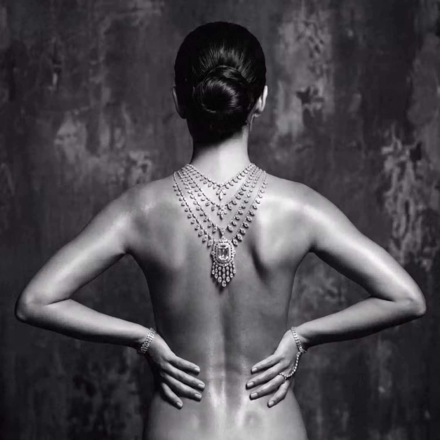 Tapete - Rücken - Kette - Porträt - Schwarz - Weiß - Glamour