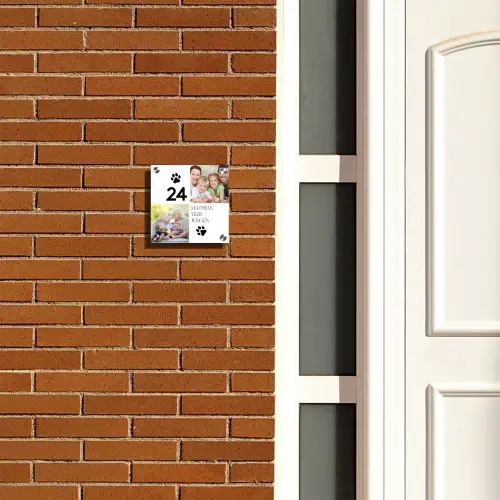 Familieportret met pootafdrukken - Klassiek Naambord Vierkant klein -sfeer3-XS