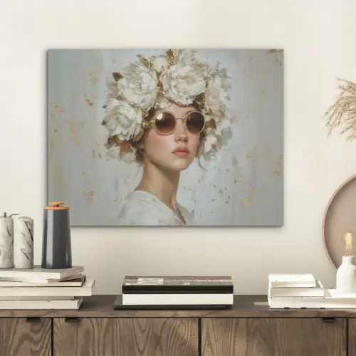 Schilderij - Vrouw - Zonnebril - Bloemenkrans PET vilt klein -sfeer1