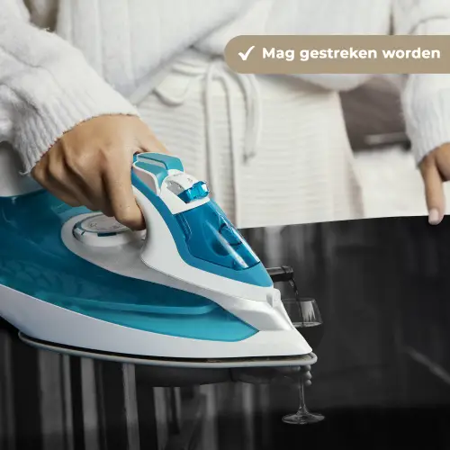 Wijnfles - Glas - Handen - Raam Wandkleed katoen klein -sfeer9