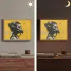 Street art - Meisje - Geel - Banksy Style Light Box met batterij (Wandlamp) middel -sfeer3