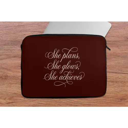 She plans she glows she achieves - Rood - Cursief laptophoes neopreen klein -tafel