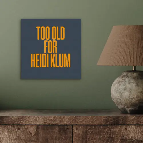 Too old for heidi klum - Geel - Blauw aluminium wit klein -sfeer2