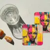 Vrouwengezicht - Krantenpapier - Abstract - Roze onderzetter kurk middel -sfeer4