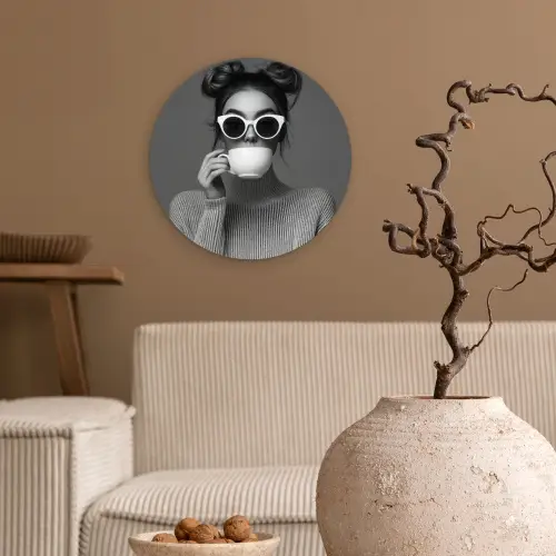 Vrouw - Koffie - Zwart - Wit Wandcirkel plexiglas klein -sfeer1