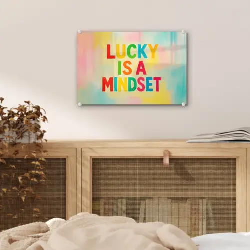 Quote - Lucky - Regenboogkleuren plexiglas 5mm klein -sfeer4