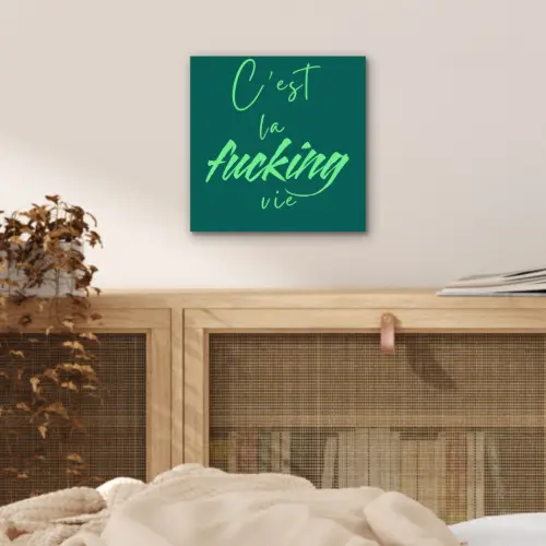 c'est la fucking vie - Groen - Handgeschreven aluminium wit klein -sfeer3