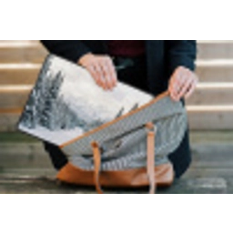 Weg - Sneeuw - Naaldbos - Winter - Avontuurlijk laptophoes neopreen klein -tas