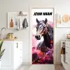Donker paard met roze verfaccenten en naamtekst deurposter klein -sfeer5