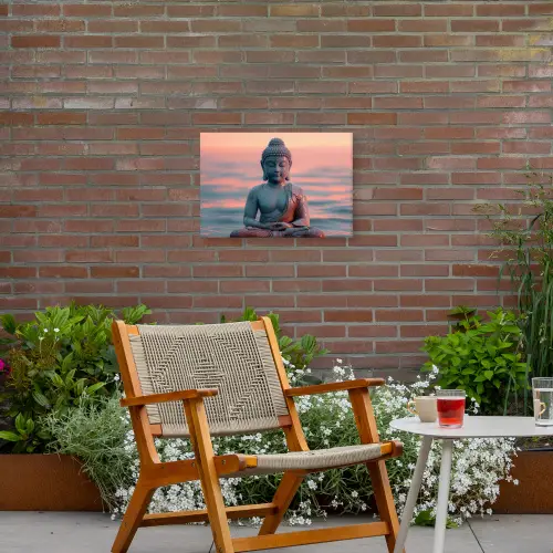Mediterende Boeddha bij zonsondergang Tuinposter op houten frame 2 cm dik klein -sfeer3