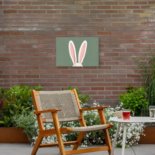 Hazen - Oren - Roze Tuinposter op houten frame 2 cm dik klein -sfeer3