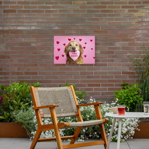Hond - Kiss- Valentijn - Hartjes Tuinposter op houten frame 2 cm dik klein -sfeer3