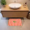 Patroon - Oranje - Fijn - Strepen Badmat klein -sfeer1