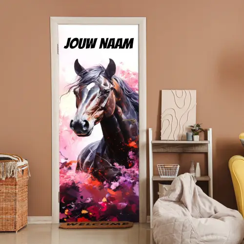 Donker paard met roze verfaccenten en naamtekst deurposter klein -sfeer1