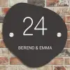 Donkergrijs - Klassiek Naambord Organisch middel -sfeer10
