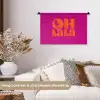 Oh la la - Roze - Oranje - Gestapelde letters Wandkleed katoen klein -sfeer1