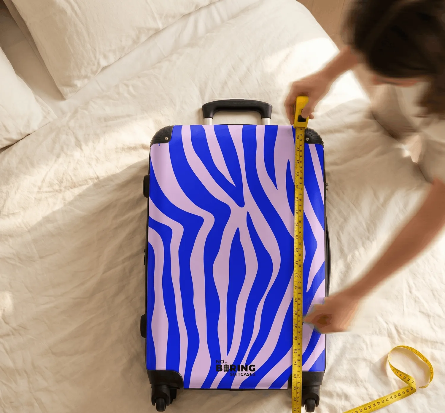 femme, mesurer, valise