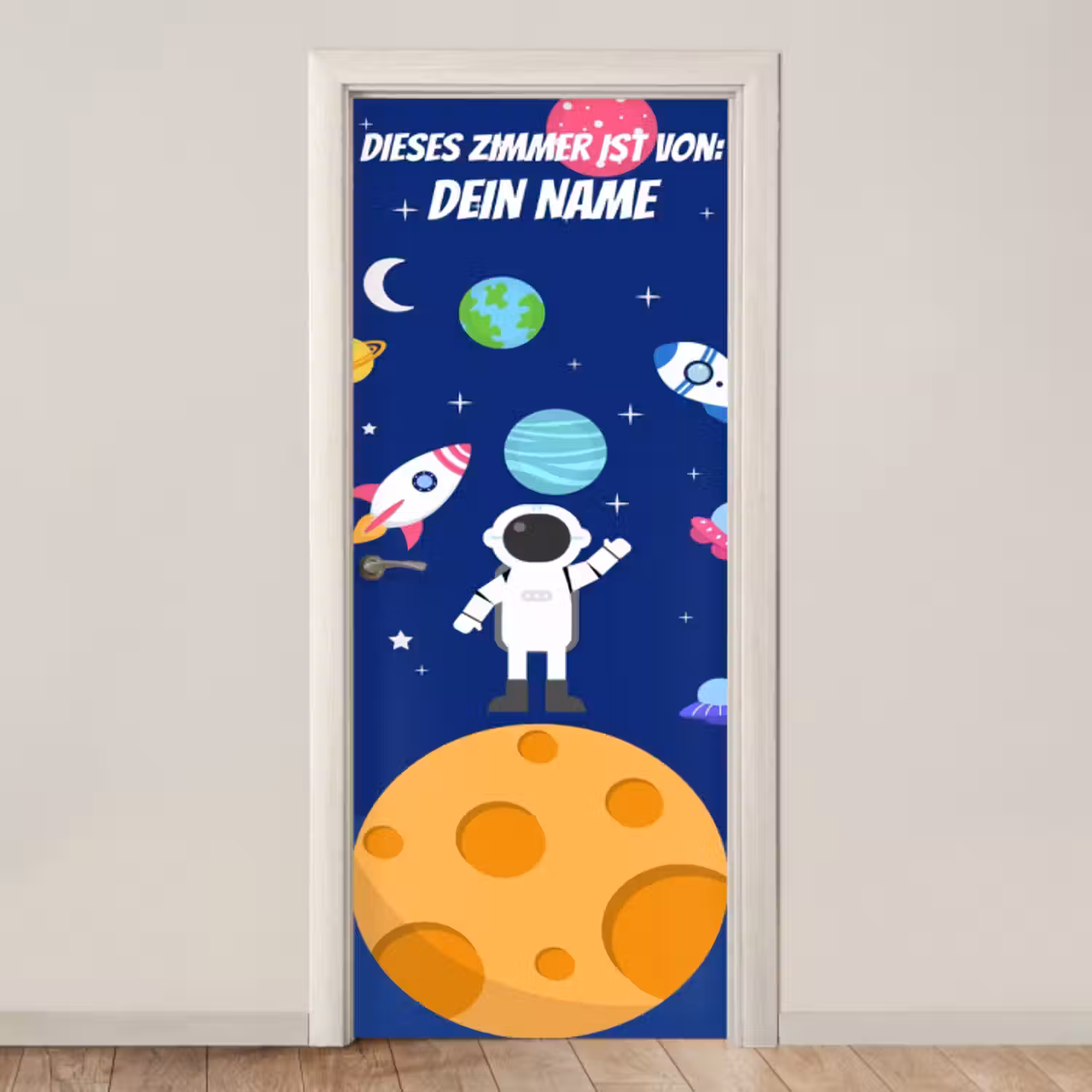 Türtapete mit Name - Astronaut steht auf Planet im Weltraum.