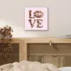 Tekst - Love - Pantervacht - Lichtroze aluminium wit klein -sfeer3