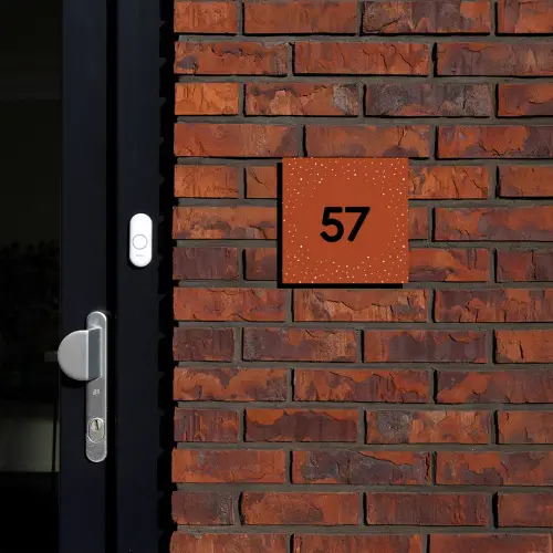 Roestbruin met stippen - Traditioneel Naambord Vierkant klein -sfeer1-XS