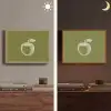 Lijntekening - Appel - Olijfgroen - Blaadje Light Box met batterij (Wandlamp) middel -sfeer3