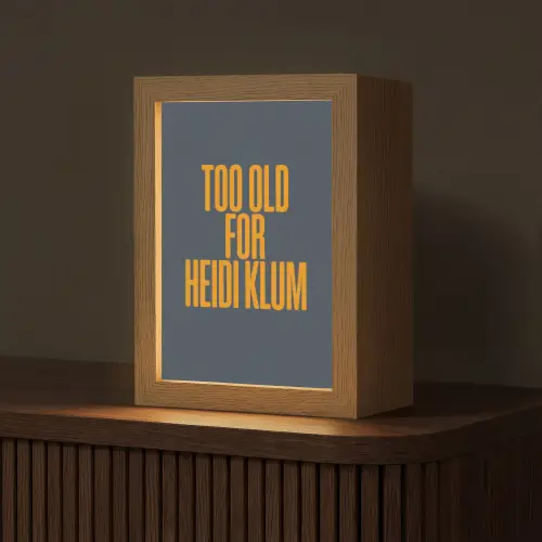 Too old for heidi klum - Geel - Blauw Light Box met kabel (Tafellamp) klein -z3d_website
