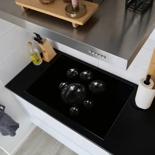 Discoballen - Minimalistisch - Zwart Inductie beschemer met haakjes klein -sfeer1