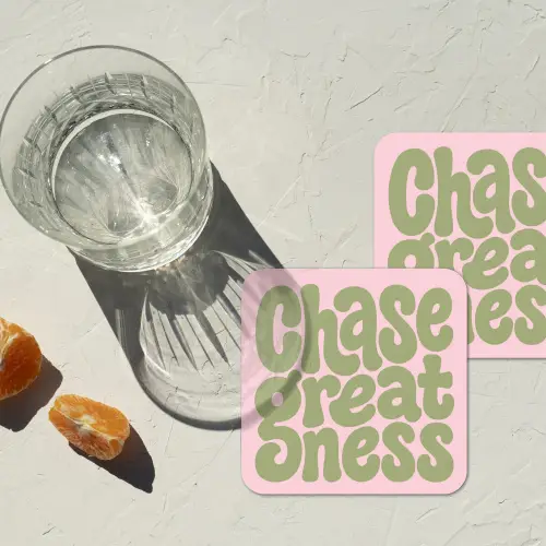 Chase greatness - Groen - Roze - Retro onderzetter kurk middel -sfeer4