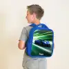 Blauwe raceauto met strepen in groene tunnel Kinderrugzak - Blauw middel -sfeer2