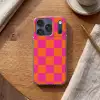 Schaakbord print - Oranje - Roze - Blokjes Telefoonhoesje iPhone 17 Pro klein -sfeer1