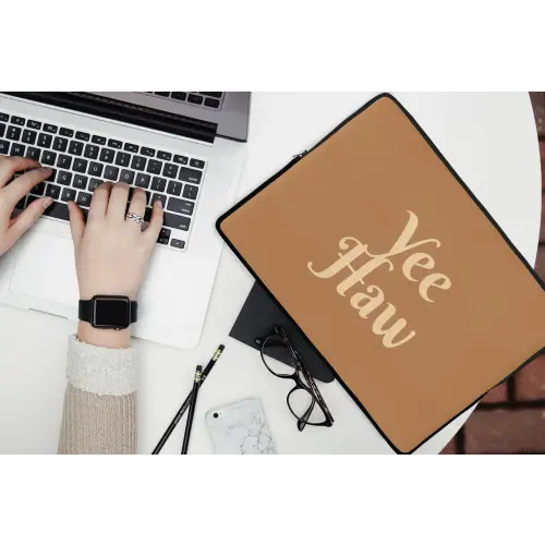 Yee haw - Bruin - Minimalistisch laptophoes neopreen klein -bureau