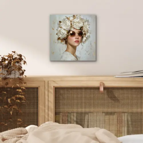 Schilderij - Vrouw - Zonnebril - Bloemenkrans aluminium wit klein -sfeer3
