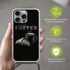 Koffie - Croissant - Tekst Hoesje iPhone 16 Pro Max met koord klein -sfeer2_NL