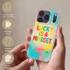 Quote - Lucky - Regenboogkleuren Telefoonhoesje iPhone 17 Pro klein -sfeer3_NL