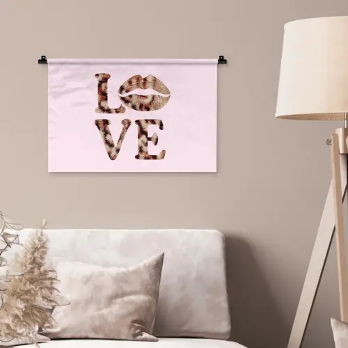 Tekst - Love - Pantervacht - Lichtroze Wandkleed katoen klein -sfeer4