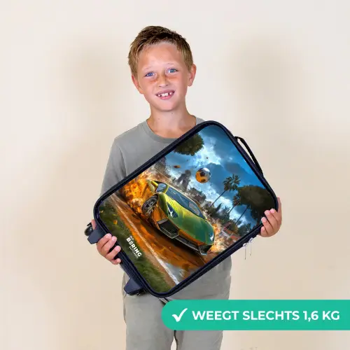 Sportauto knalt door voetbalveld met bal Kinderkoffer - Zwart klein -sfeer4_NL