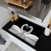 Zwanen - Hart - Zwart - Wit Inductie beschemer met haakjes klein -sfeer1