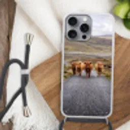 Schotse Hooglanders - Weg - Landschap - Kudde Hoesje iPhone 16 Pro Max met koord klein -sfeer4