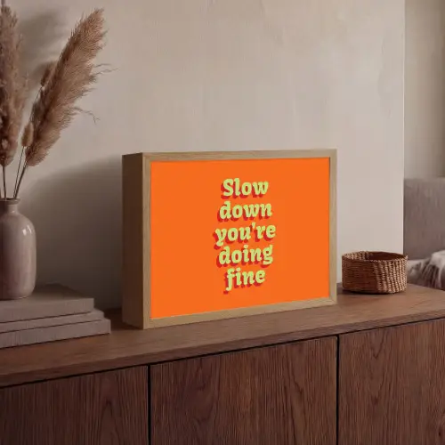 Oranje - Slow down you're doing fine - Retro Light Box met batterij (Wandlamp) middel -sfeer2