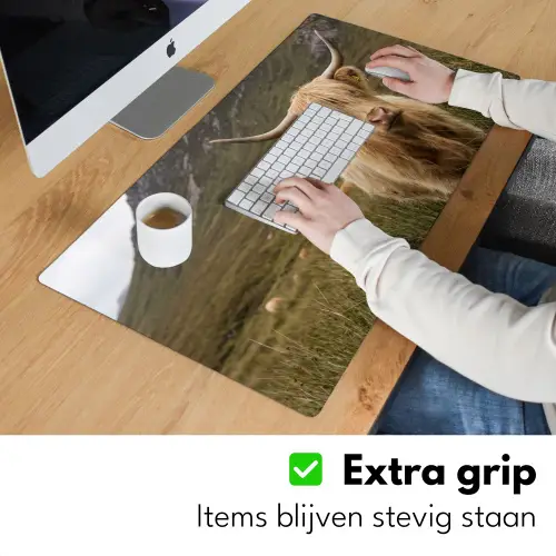 Schotse hooglander - Bergen - Grasveld Muismat XXL klein -sfeer3