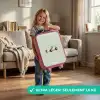Beige retro raceauto op groene stippen achtergrond Kinderkoffer - Roze klein -sfeer2_FR